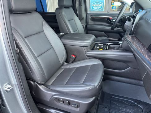 Used 2025 Chevrolet Suburban Z71 image 10