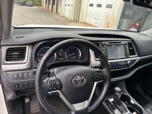Used 2019 Toyota Highlander SE w/ Nightshade Edition AWD/4WD image 8