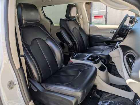 Used 2024 Chrysler Pacifica Touring-L FWD image 29
