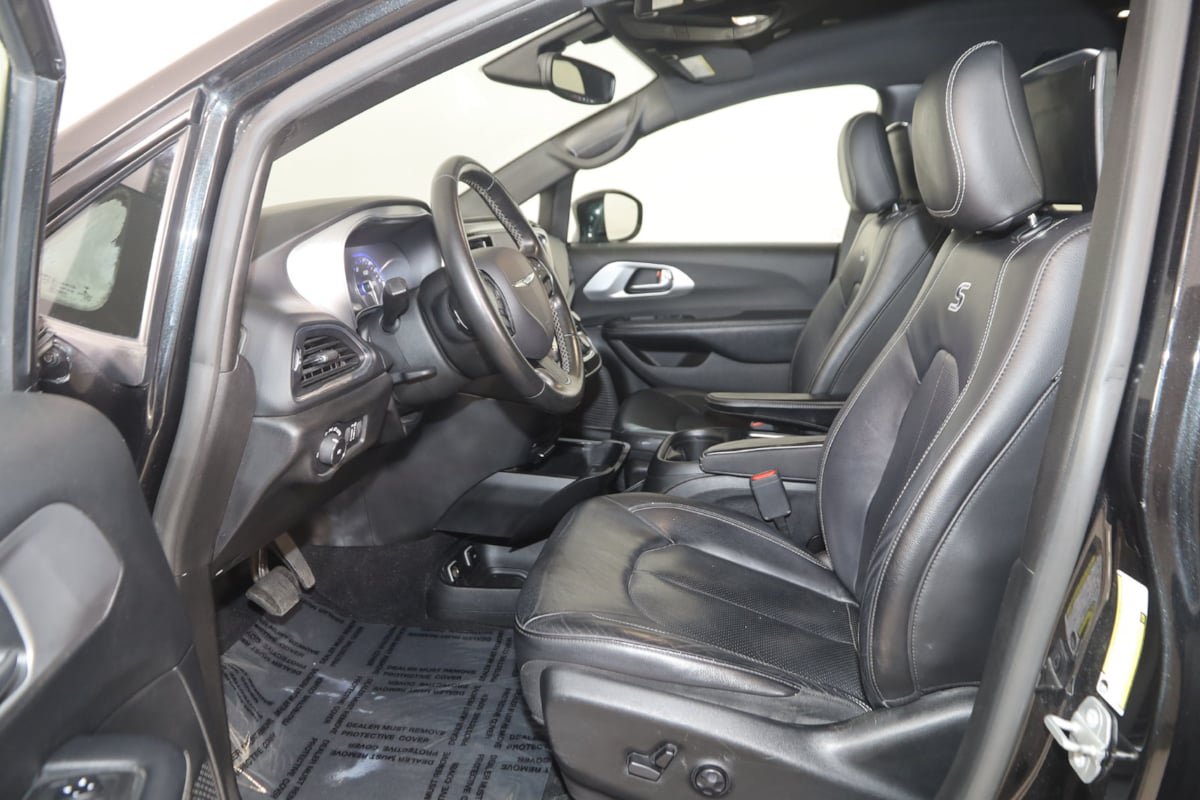 Used 2019 Chrysler Pacifica Touring-L Plus w/ S Appearance Package FWD image 11