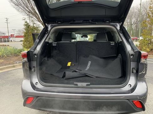 Used 2024 Toyota Highlander XLE image 35