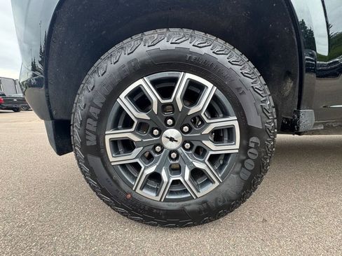 Used 2025 Chevrolet Colorado Z71 AWD/4WD image 16