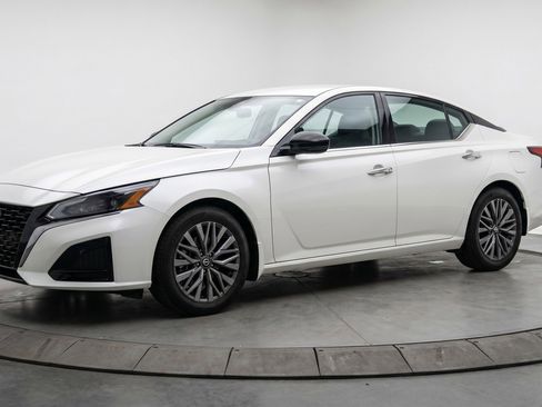 Used 2025 Nissan Altima 2.5 SV FWD image 3