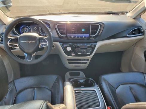 Used 2022 Chrysler Pacifica Touring-L image 12
