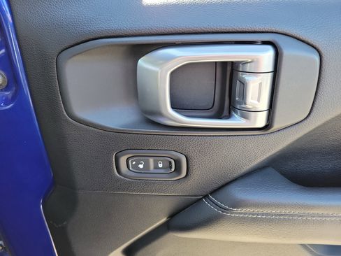 Used 2019 Jeep Wrangler Unlimited Sahara image 11