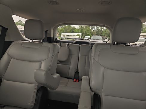 Used 2025 Ford Explorer Active w/ Active Comfort Package RWD image 17