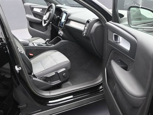 Used 2023 Volvo XC40 B4 Core FWD image 16