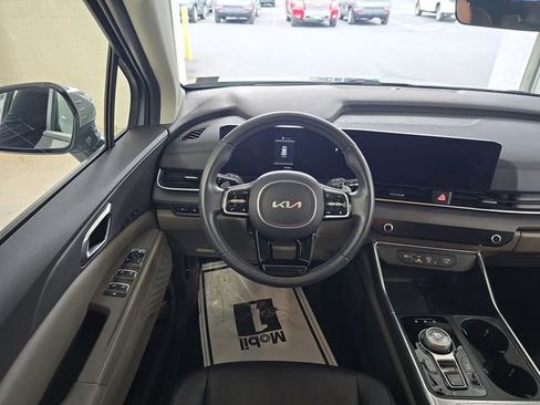 Used 2025 Kia Carnival EX FWD image 12
