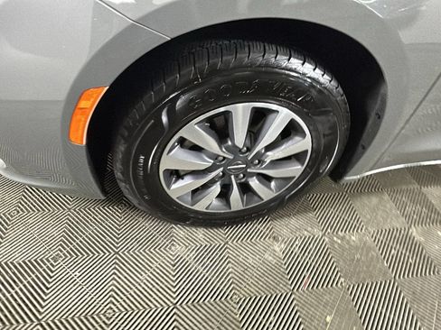 Used 2021 Chrysler Pacifica Touring-L FWD image 10