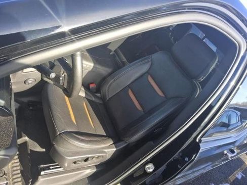 Used 2024 GMC Sierra 1500 AT4 w/ Technology Package image 3