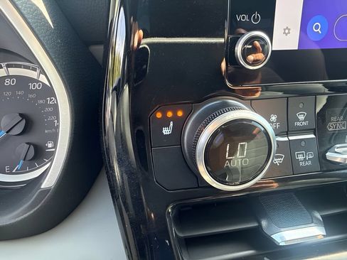 Used 2025 Toyota Highlander XLE AWD/4WD image 20