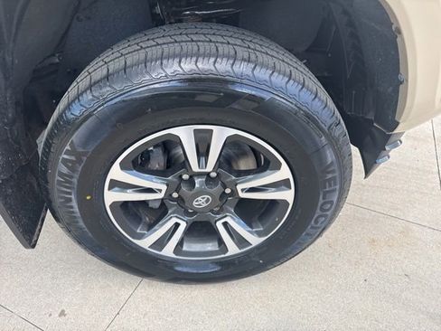 Used 2019 Toyota Tacoma TRD Sport w/ Technology Package AWD/4WD image 8