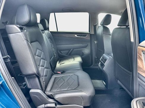 Used 2025 Volkswagen Atlas SE AWD/4WD image 19