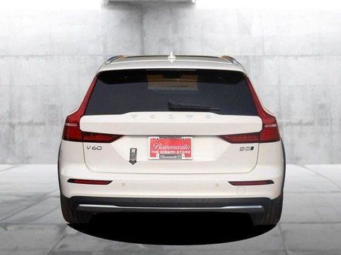 Used 2025 Volvo V60 B5 Cross Country Plus AWD/4WD image 6