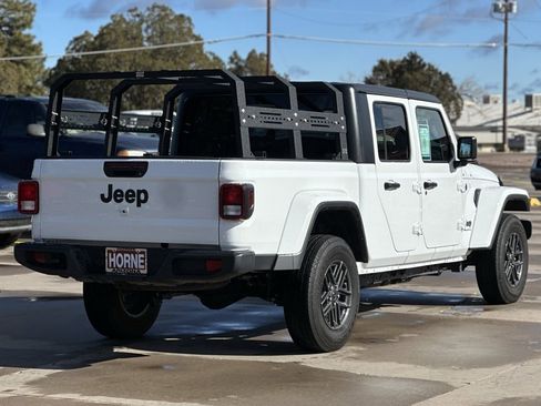 Used 2025 Jeep Gladiator Sport image 3