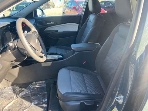 Used 2025 Chevrolet Trax LT image 24