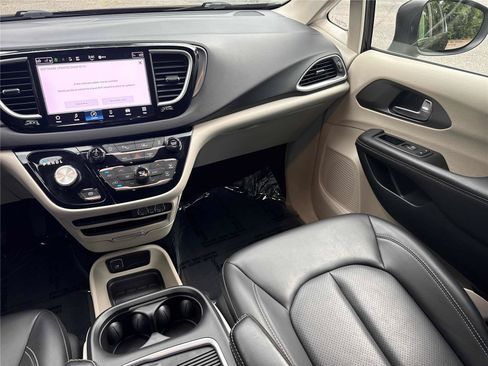Used 2023 Chrysler Pacifica Touring-L FWD image 15