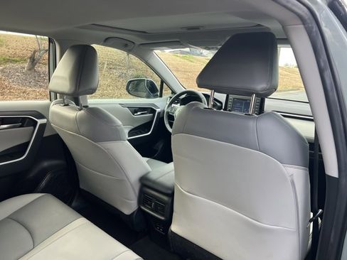 Used 2022 Toyota RAV4 XLE Premium image 22