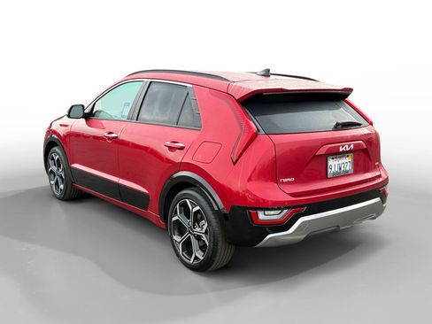 Used 2023 Kia Niro SX Touring image 3