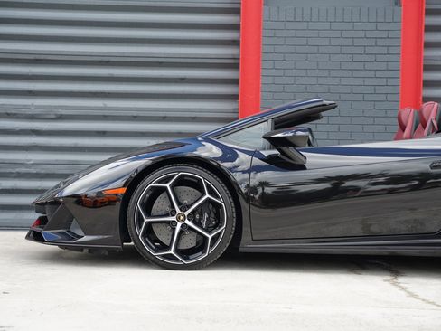 Used 2020 Lamborghini Huracan EVO image 11