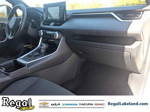 Used 2022 Toyota RAV4 SE image 9