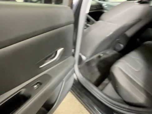 Used 2021 Hyundai Elantra SE FWD image 18