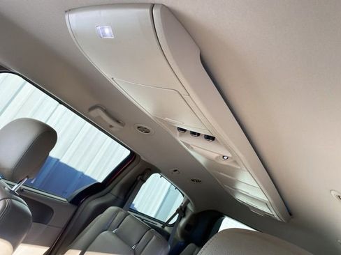 Used 2011 Chrysler Town & Country Touring-L image 27