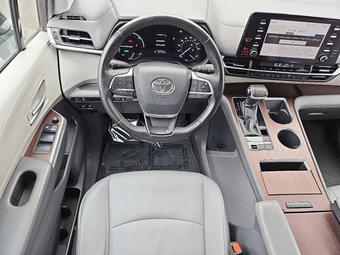 Used 2021 Toyota Sienna XLE image 11