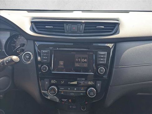 Used 2020 Nissan Rogue SV FWD image 11