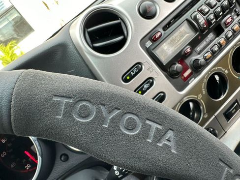 Used 2004 Toyota Matrix FWD image 27