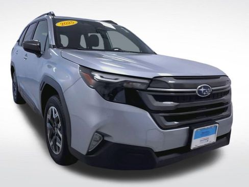 Used 2025 Subaru Forester Premium AWD/4WD image 2
