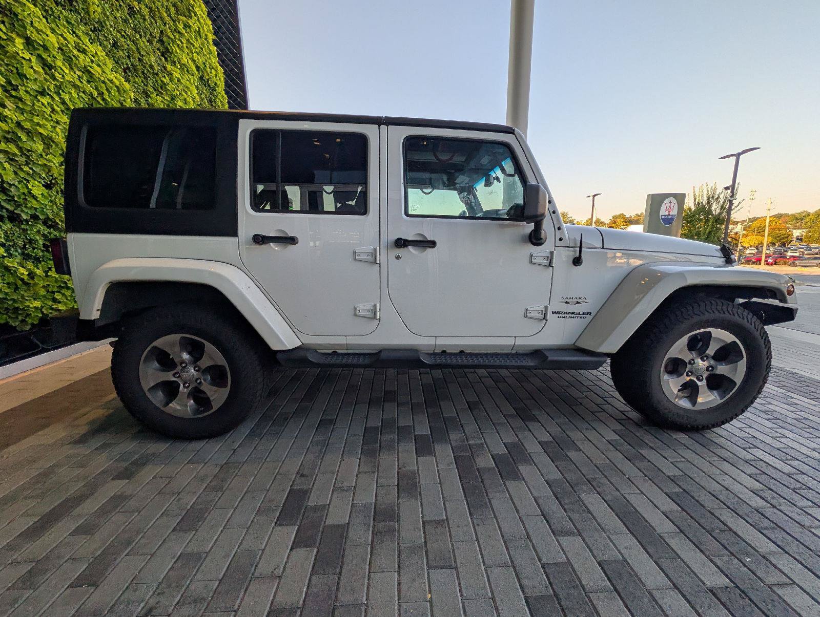 Used 2017 Jeep Wrangler Unlimited Sahara AWD/4WD image 15