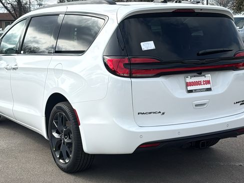 New 2026 Chrysler Pacifica Limited image 7