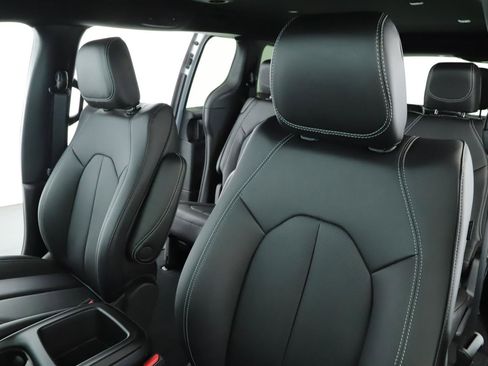 New 2026 Chrysler Pacifica Select image 4
