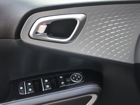 Used 2022 Kia Soul LX w/ Technology Package image 16