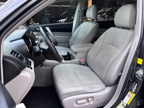 Used 2011 Toyota Highlander SE FWD image 9