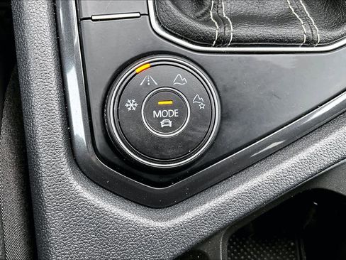 Used 2022 Volkswagen Tiguan SE R-Line image 35