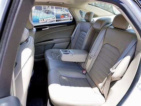 Used 2018 Ford Fusion SE w/ Fusion SE Technology Package FWD image 16