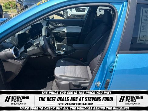 Used 2025 Chevrolet Trax LT FWD image 14