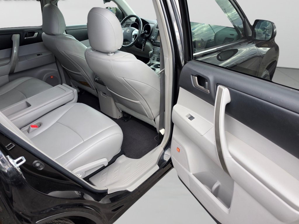 Used 2011 Toyota Highlander SE w/ Tow Pkg FWD image 30