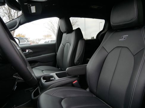 New 2026 Chrysler Pacifica Select image 9