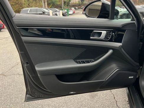 Used 2019 Porsche Panamera image 10