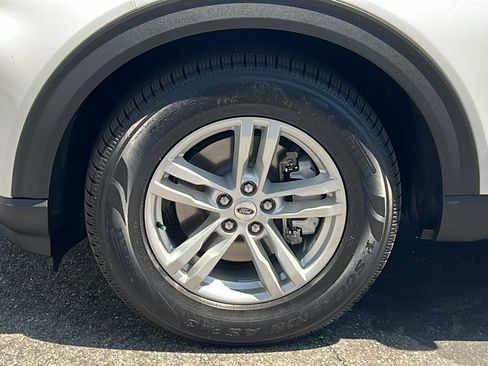 Certified 2023 Ford Explorer XLT RWD image 7