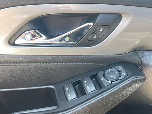 Used 2023 Chevrolet Traverse LT w/ Rear Camera Mirror Package AWD/4WD image 21