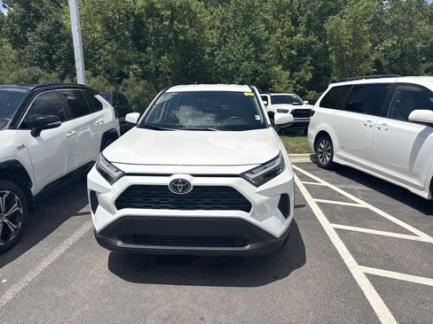 Used 2025 Toyota RAV4 XLE AWD/4WD image 2