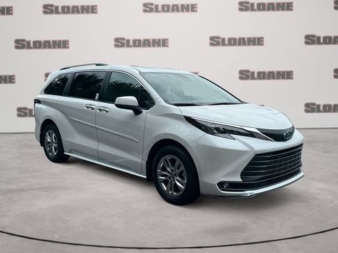 Used 2025 Toyota Sienna XLE w/ XLE Plus Package AWD/4WD image 7