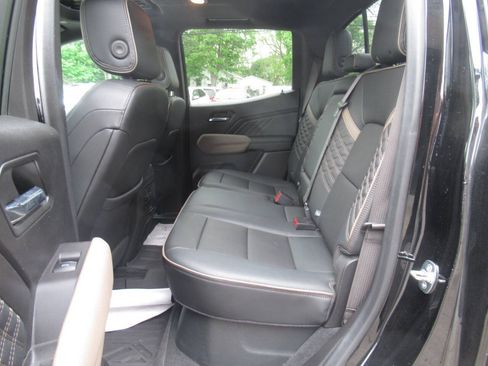 Used 2023 GMC Canyon Denali w/ Denali Black Edition AWD/4WD image 17