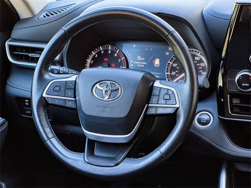 Used 2024 Toyota Highlander LE image 30