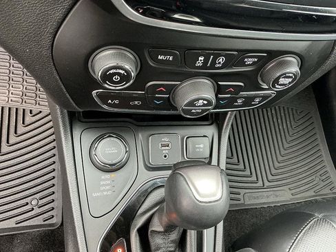 Used 2019 Jeep Cherokee Limited w/ Luxury Group image 19