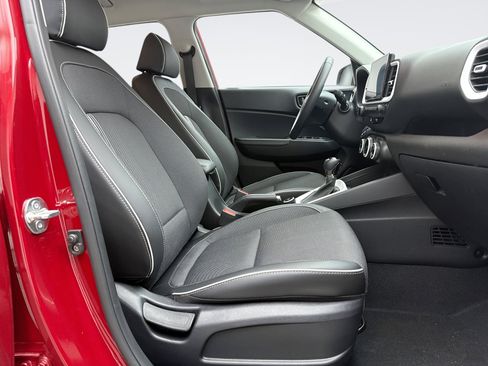 Used 2024 Hyundai Venue Limited image 18